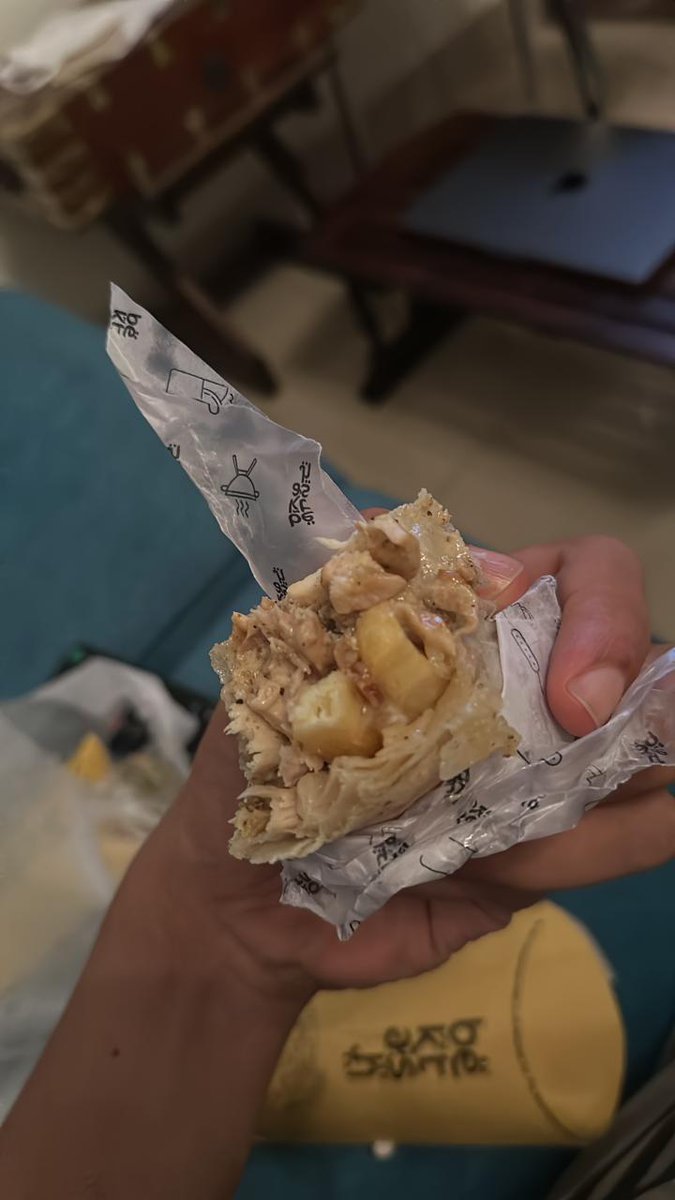 monikarshekar's tweet photo. @Swiggy I asked for whole meat shawarma but got a normal shawarma and when complained. I was not given a proper reply.  
I would like to know if this is how you are going to treat your customers. https://t.co/Nt0Rf5f2cI