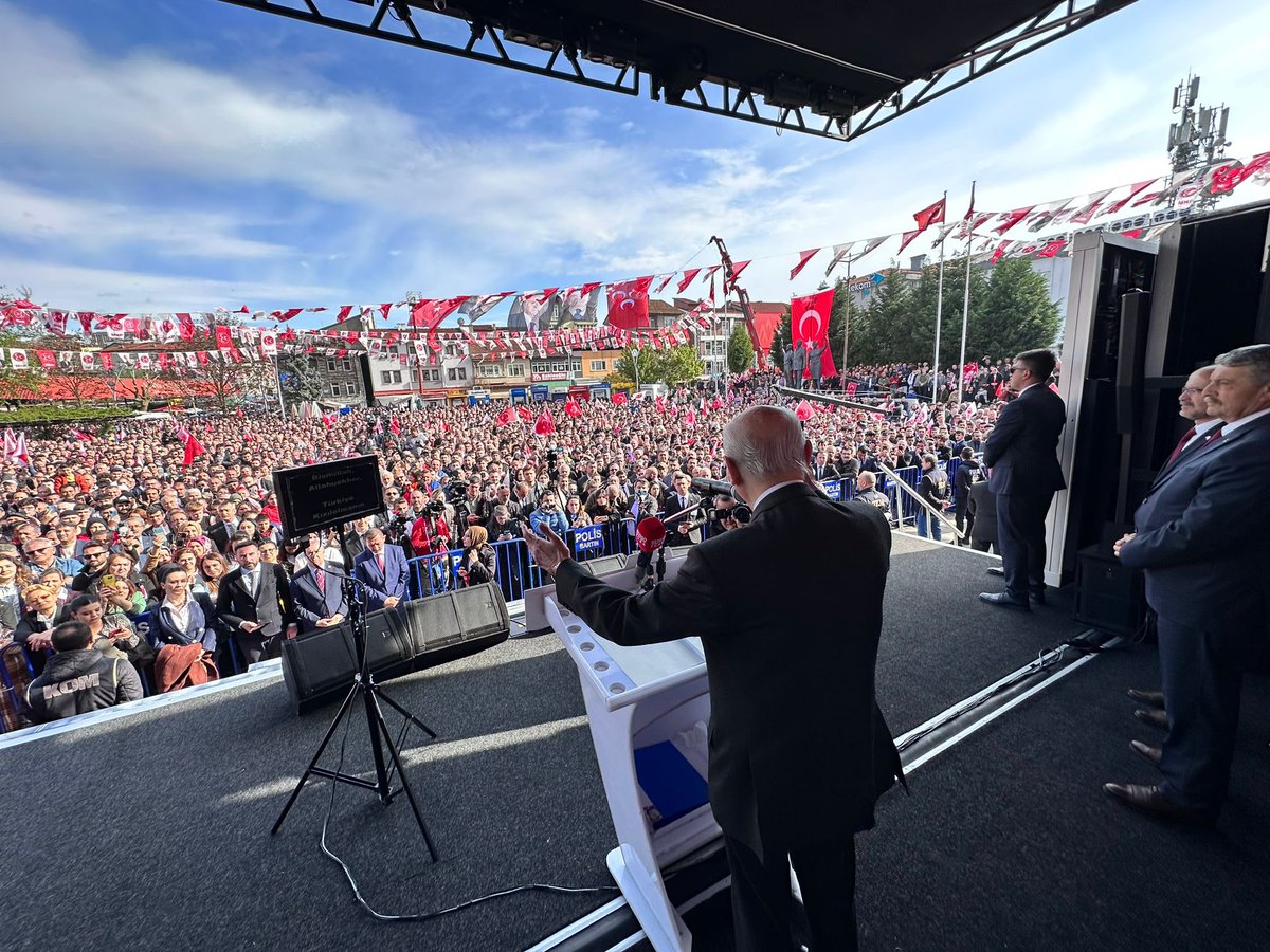 ayyildirim1's tweet photo. Kılıçdaroğlu yanına aldığı parti başkanları ve illerini bırakıp kaçak halde sağda solda nutuk atan malum belediye başkanlarıyla birlikte terörle mücadele edeceklerini ileri sürüyor.

Terörist Demirtaş’ı serbest bırakacağım diyen bir Cumhurbaşkanı adayı terörle mücadele değil, terörle müzakere ve mütarekeden başka hiçbir şey yapmaz, yapamaz.

Liderimiz Sayın Devlet Bahçeli