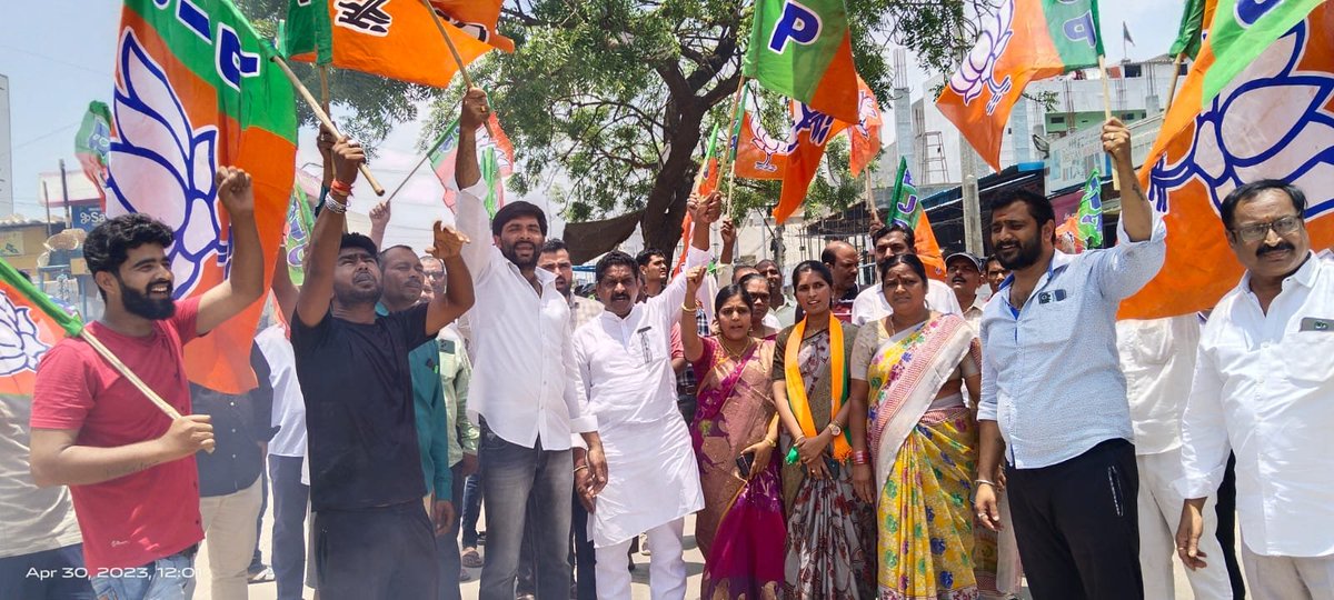 kantharaobjp's tweet photo. కూకట్పల్లి నియోజకవర్గం అల్లాపూర్ డివిజన్-రాజీవ్ నగర్ కాలనీలో పోలింగ్ బూత్ 273,274, 287, 288, 289, 390, 291 నందు ప్రధాని శ్రీ నరేంద్ర మోదీ గారి "మన్ కీ బాత్" యొక్క చారిత్రాత్మక 100వ ఎపిసోడ్‌ను ప్రత్యక్ష ప్రసారాన్ని  స్థానిక ప్రజలతో కలిసి వీక్షించడం జరిగింది. https://t.co/m9m6uS7Ilt