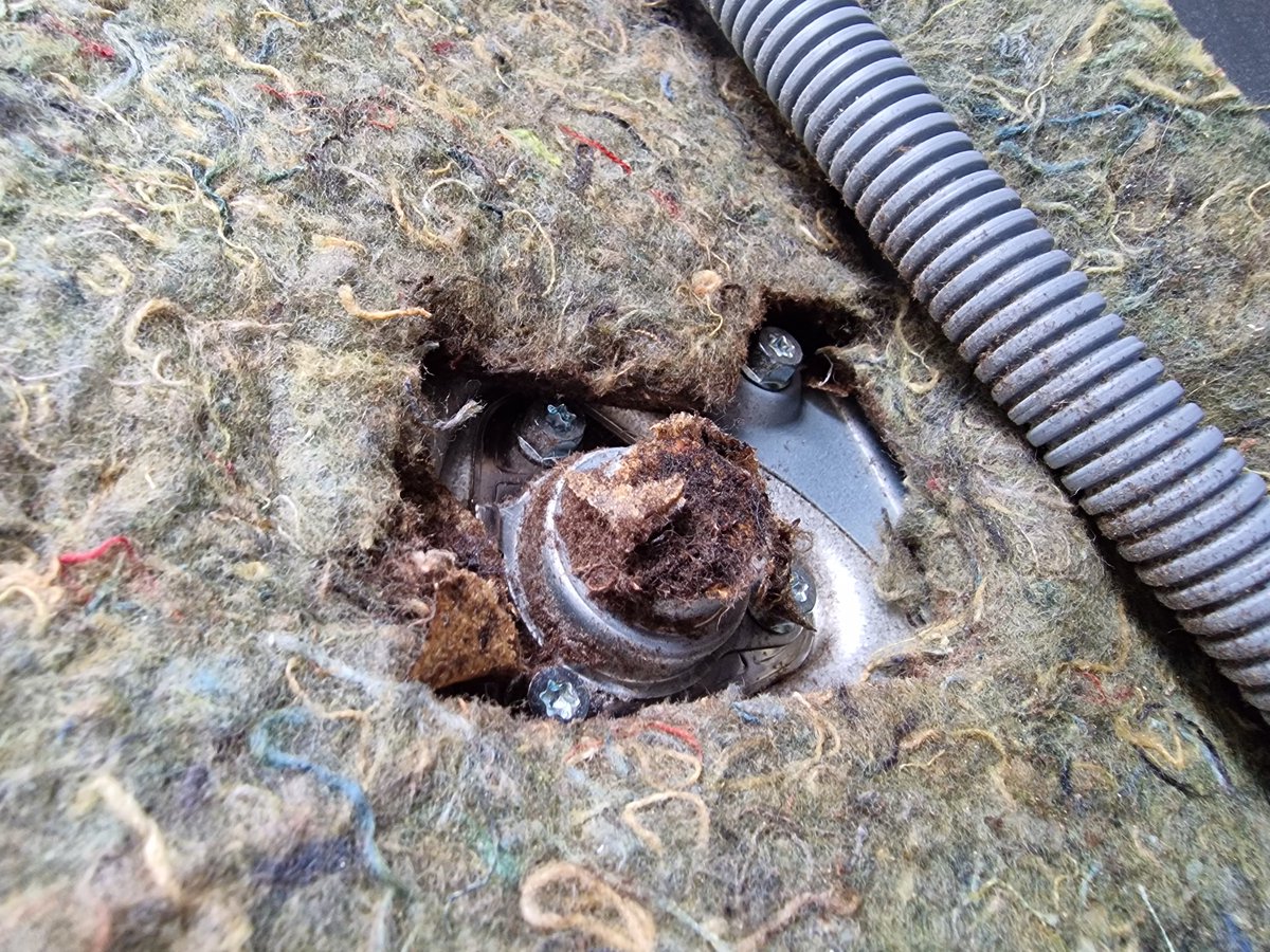 JdmediaTv's tweet photo. @HotpointUK trying to speek to an agent on WhatsApp but stuck in your bot journeys, tdwsf83bepuk seems to be burning the rear sound deadening, possible fire risk?? https://t.co/QYvaIa2MMh