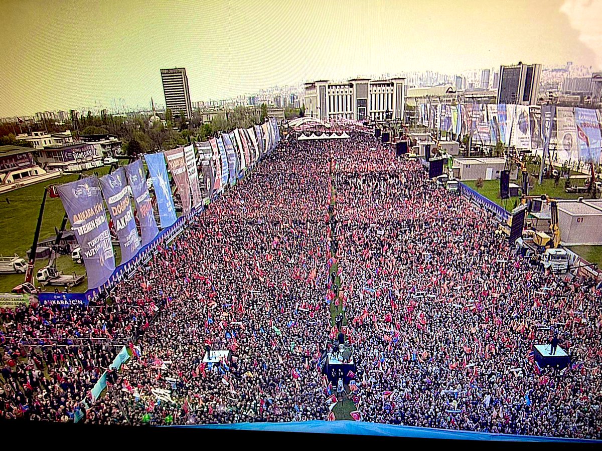 Muazzam bir manzara ihtişamlı Duruşun ile harikasin sen #Ankara 
#ErdoğanYineKazanacak
#AnkaraŞahlanışaHazır