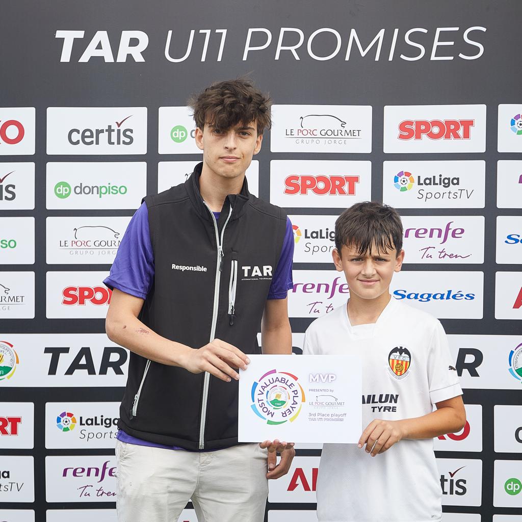 TARfootball_'s tweet photo. 🌟 El MVP LePorc Gourmet es para Ferran Mut, del conjunto del @Academia_VCF.
¡Que mediocentro!
#TAR23 | #HotelMontanya | #LaLiga https://t.co/XWKQ3VSxkP