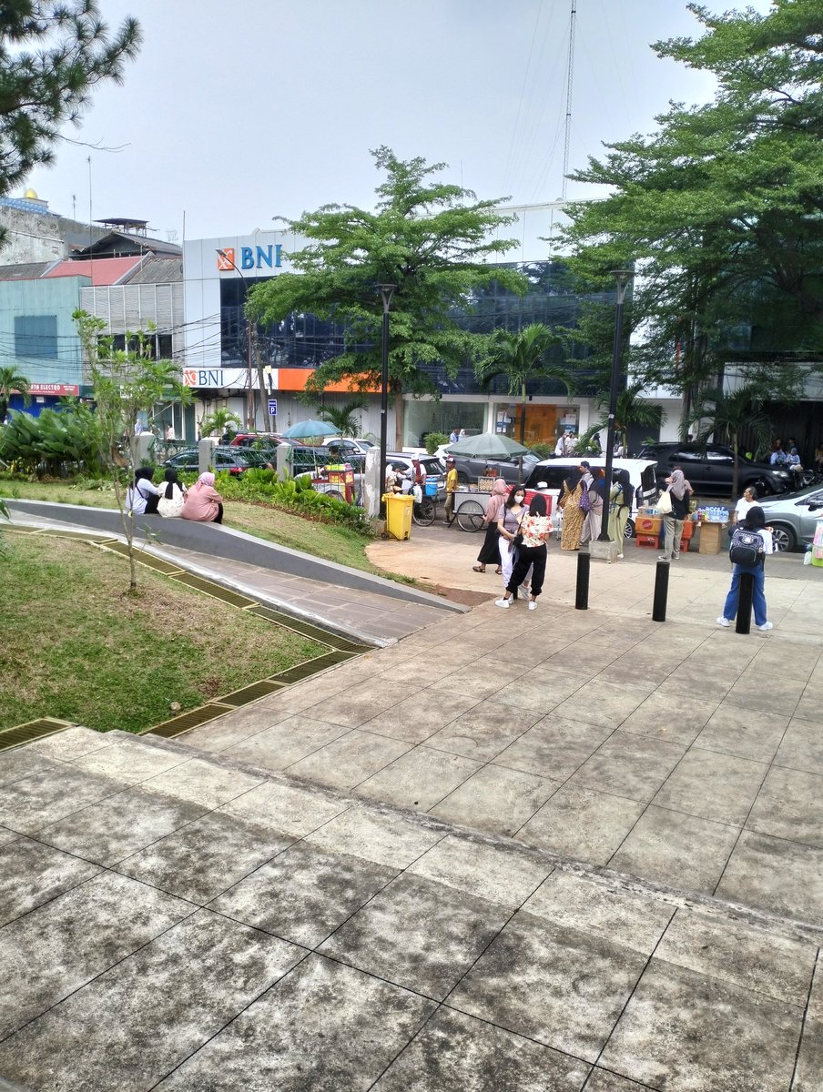 Agaknya wisata di Jakarta jauh lebih aman sekarang. 

1. Fasilitas transum terbaik di Indonesia
2. Barang branded melimpah
3. CCTV di setiap sudut, dari JSC/Balitower, Jasamarga (app Travoy), KAI Group, TJ, MRT, swasta. Saat ini tinggal CCTV punya Tol Cawang - Tj Priok - Pluit