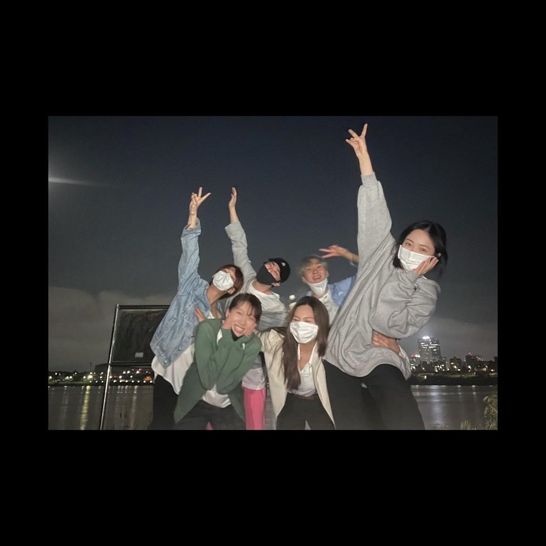 THE98LINERS's tweet photo. 행복하자! (let's be happy!)
╰ 우리 모두!!! (let us all!!!) https://t.co/oTgL7glS6e