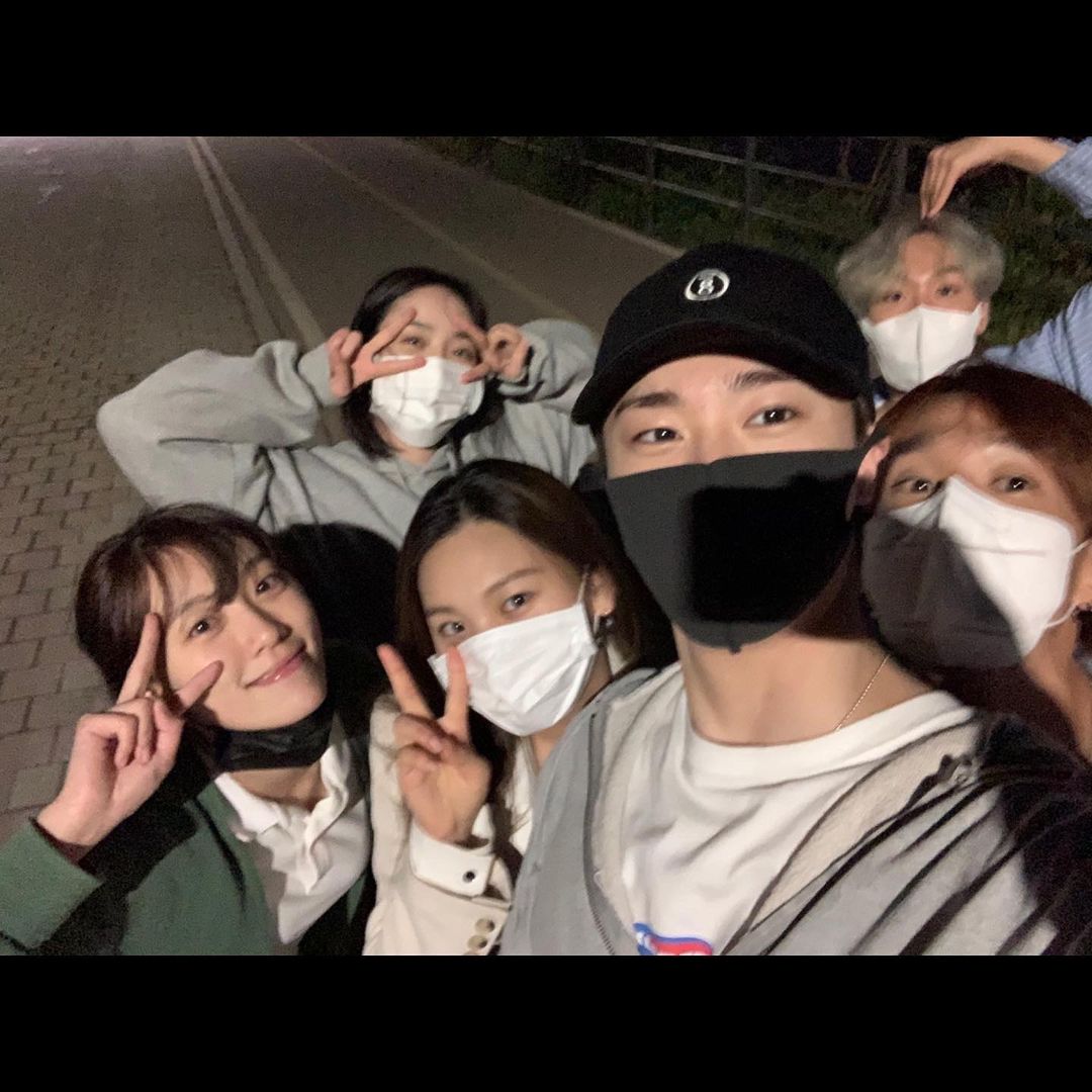 THE98LINERS's tweet photo. 행복하자! (let's be happy!)
╰ 우리 모두!!! (let us all!!!) https://t.co/oTgL7glS6e