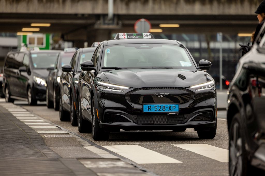 Focusmaniacom's tweet photo. Ruim 60 stuks Ford Mustang Mach-E's geleverd aan SchipholTaxi

Lees er meer over op:   https://t.co/DYgHB2fqFw https://t.co/MP9stMSS3E
