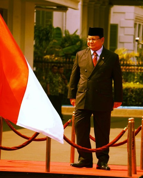 G0mb4k's tweet photo. Insya allah,Kemenangan @prabowo dalam pilpres yang akan datang,menjadi momentum untuk kita kembali menguatkan rasa persatuan antar sesama anak bangsa.

Sebagaimana pesan para tokoh,ulama dan habaib,Prabowo harus terus berupaya menjaga rasa persatuan,kebersamaan dan kerukunan.karena hanya dengan itulah kemajuan bangsa,negara dan kesejahteraan rakyat akan tercapai.

Percayakan kepemimpinan Indonesia ke depan pada Prabowo,karena beliau memiliki kemampuan untuk mewujudkan itu.

#Prabowo