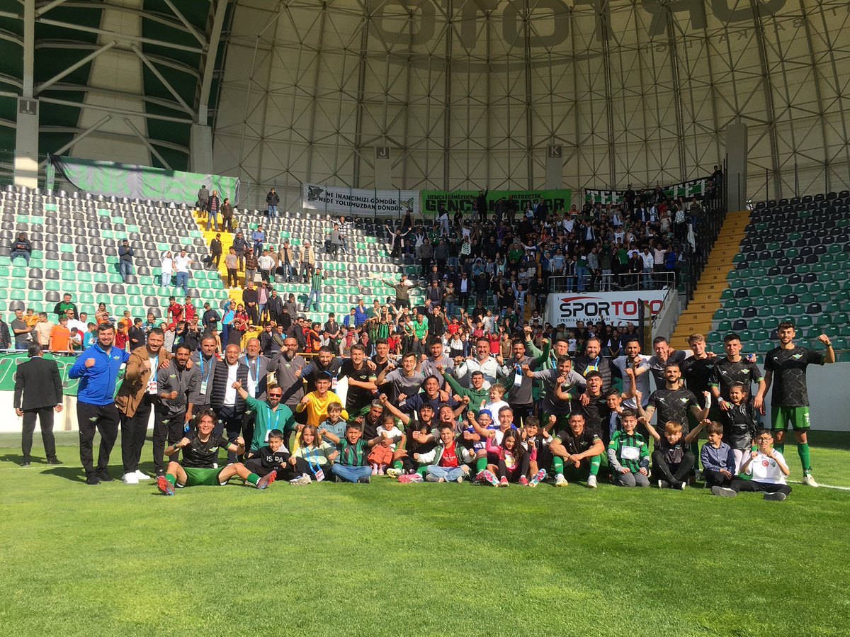 Akhisarspor's tweet photo. Galibiyet pozumuz!💪💚🖤 https://t.co/W4NnKJnSqi