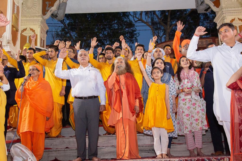 ChiefSecyUP's tweet photo. मा॰ प्रधानमंत्री जी ने राष्ट्रीय गंगा परियोजना के अंतर्गत 'अर्थ गंगा' परियोजना की संकल्पना प्रस्तुत की थी। इसका उद्देश्य नदी से संबंधित आर्थिक गतिविधियों पर ध्यान केंद्रित करते हुए उसके आसपास के क्षेत्रों का सतत् विकास करना है। इस पर राज्य सरकार द्वारा लगातार कार्य हो रहा है। https://t.co/dHd8RxGtnW