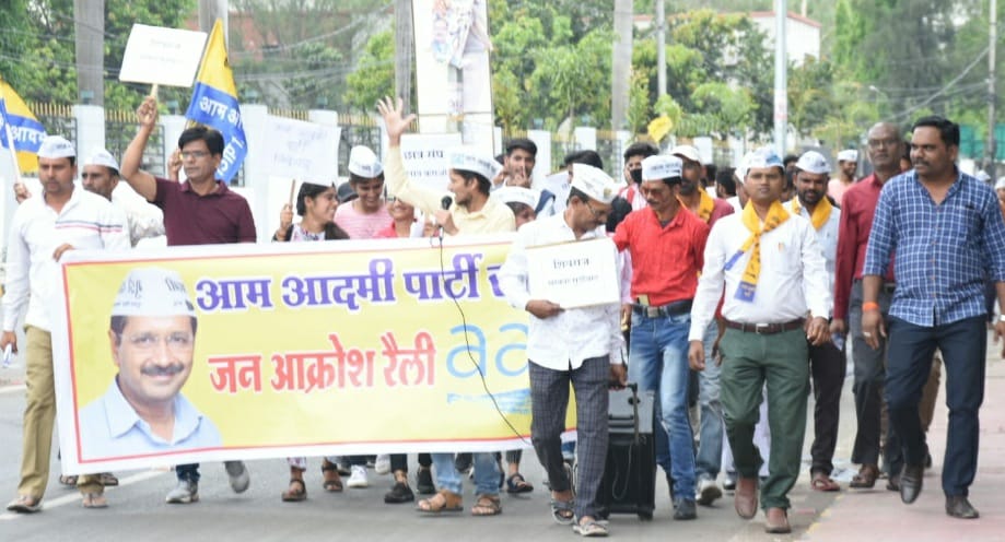 sharmapraveen35's tweet photo. आम आदमी पार्टी सागर के द्वारा आज युवाओं की समस्याओं को लेकर प्रदेश संयुक्त सचिव (एजुकेशन विंग)@Dr_Swadeep जिला अध्यक्ष @abhishek_9753 के नेतृत्व में जन आक्रोश रैली निकाली गई और ज्ञापन सौंपा गया।
@ArvindKejriwal
@SandeepPathak04 @AAPRaniAgrawal @AAPMPOfficial https://t.co/bU3G0vWTrU