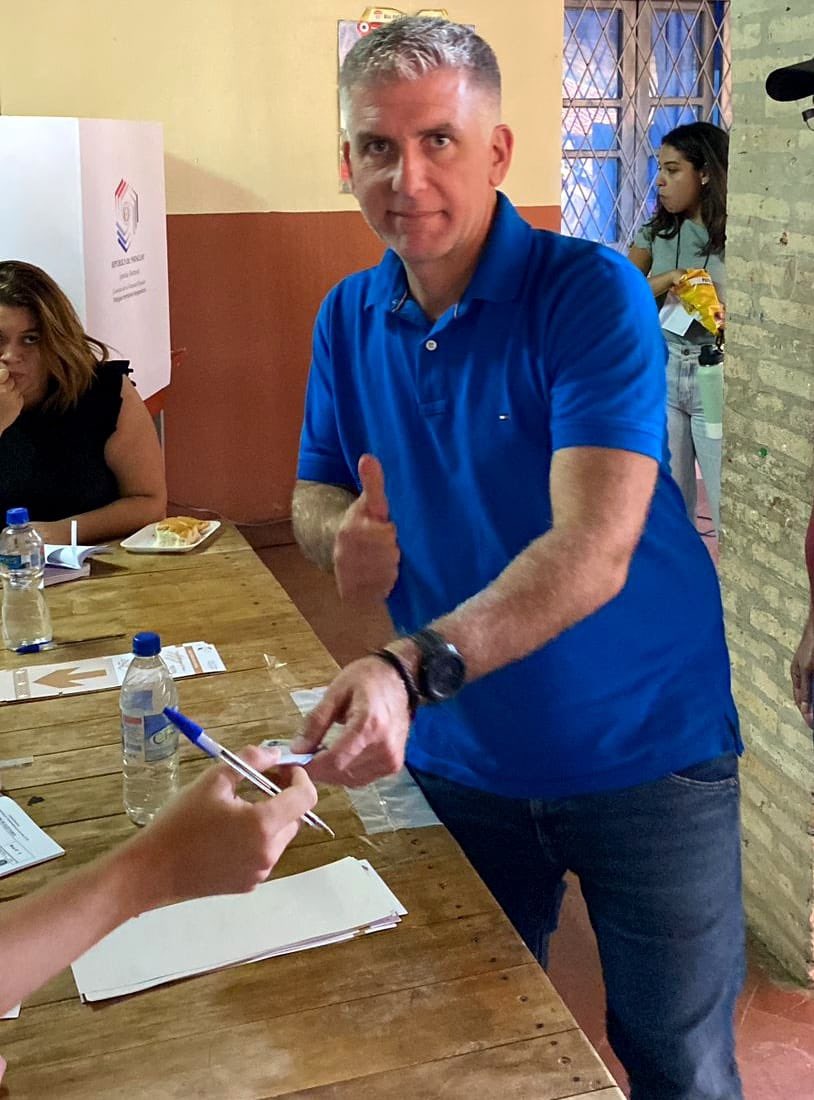 saguieragustin's tweet image. ¡Ejerciendo mi deber con la familia y amigos! 🗳️

Vos también salí a votar, de vos depende el futuro de #Asunción. ¡El cambio ya llega a Asunción con tu voto! 🇵🇾 

#Lista 2️⃣ #Opción 1️⃣ 
#AgustínSaguierDiputado