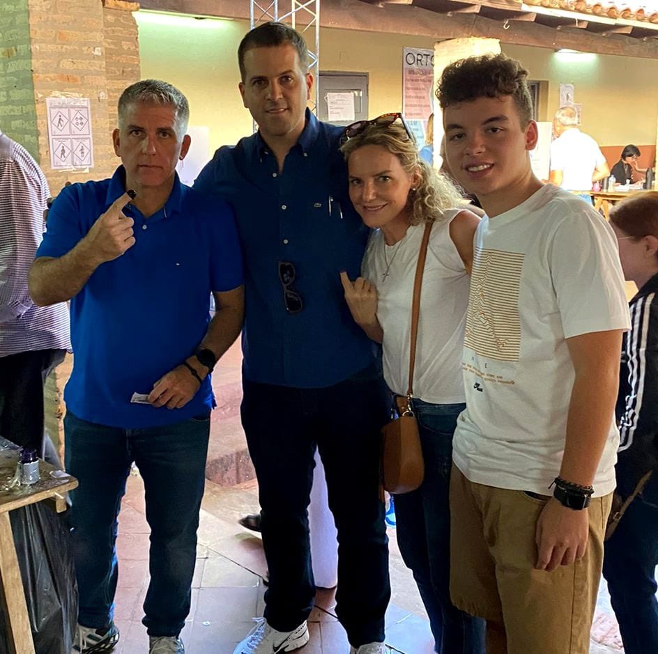 saguieragustin's tweet image. ¡Ejerciendo mi deber con la familia y amigos! 🗳️

Vos también salí a votar, de vos depende el futuro de #Asunción. ¡El cambio ya llega a Asunción con tu voto! 🇵🇾 

#Lista 2️⃣ #Opción 1️⃣ 
#AgustínSaguierDiputado