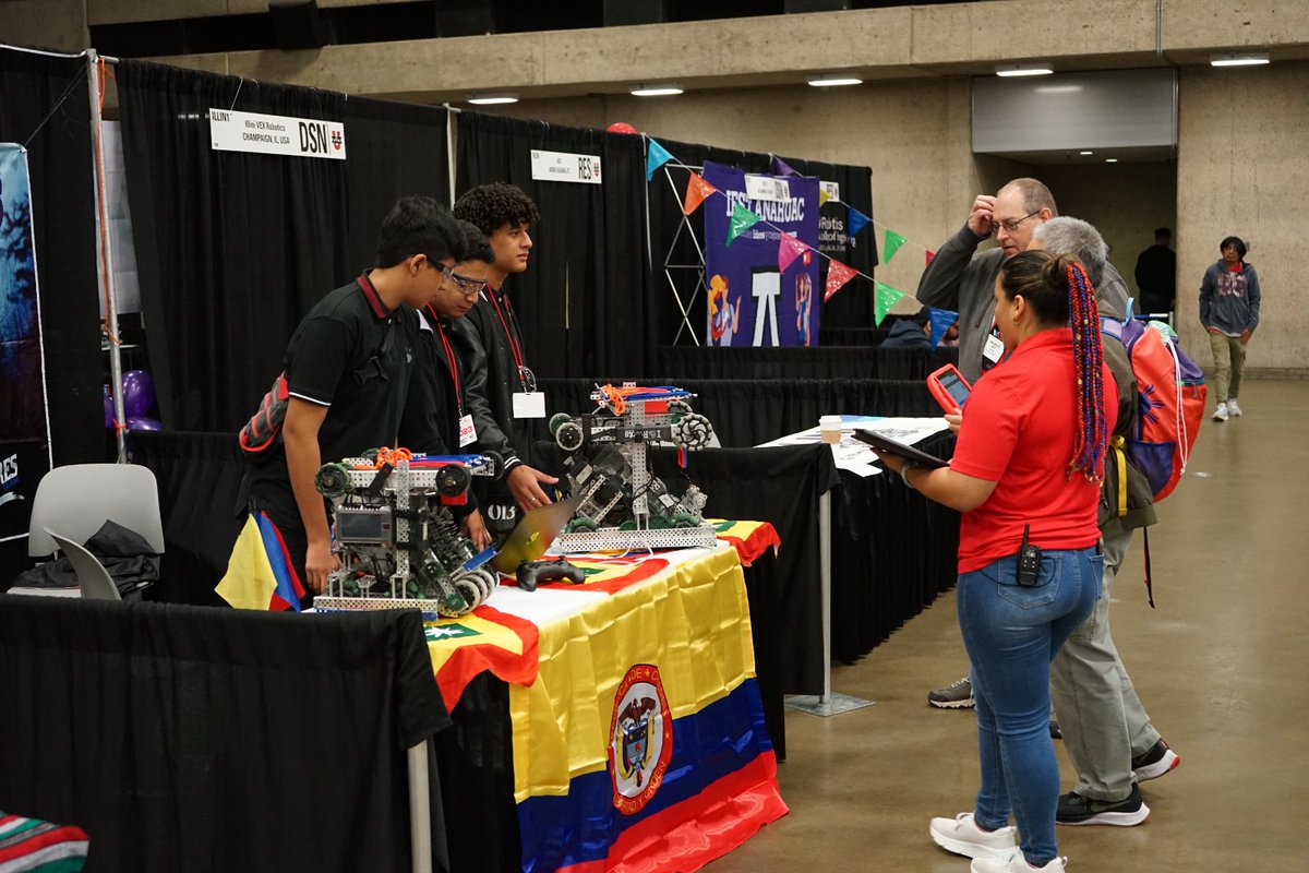 FundacionIQ's tweet photo. El premio Design Award es el galardón a quienes desarrollan y sustentan ante los jurados de la competencia todo el proceso de construcción de su 🤖 Cazadores pasó entrevistas ante el jurado internacional y demostró en la arena la excelencia que les permitió ser galardonados. https://t.co/FSTXzeWYia