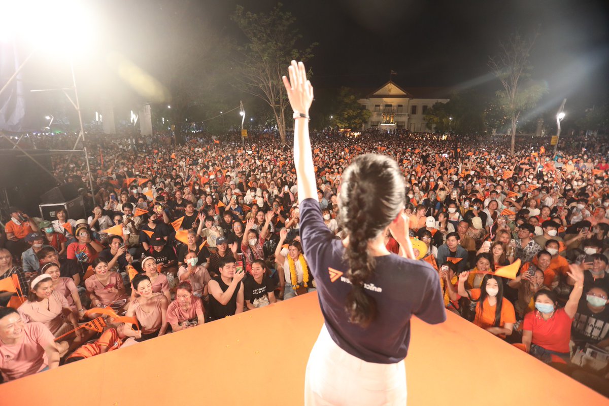 sirotek's tweet photo. เชียงใหม่ลานสามกษัตริย์แตกผ! คนฟังก้าวไกลล้นจรดค่ำซ้ำสามย่าน-ภูเก็ต ‘พิธา’ ประกาศก้าวไกล 'ชัดและพร้อม' ย้ำมีเราไม่มีลุง เปลี่ยนแปลงเพื่อคนไทยทั้งประเทศ 'ช่อ' ลั่นเลือกก้าวไกลเพื่อยืนหยัดพรรคที่ทำงานรับใช้ประชาชน  ไม่ต้องเกรงใจนายทุนพรรค เกรงใจแค่ประชาชน #ก้าวไกล #เลือกตั้ง66 https://t.co/bZNYYgs5cA