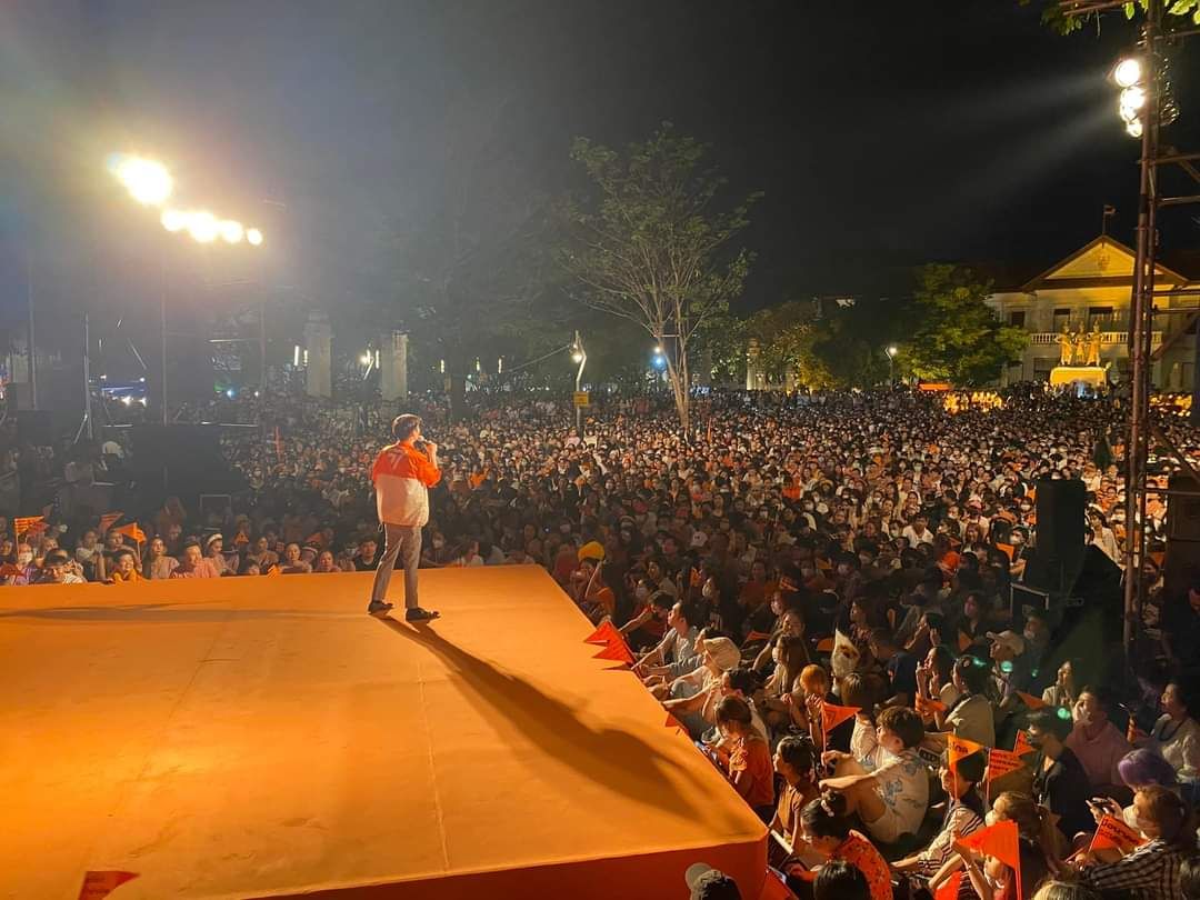 sirotek's tweet photo. เชียงใหม่ลานสามกษัตริย์แตกผ! คนฟังก้าวไกลล้นจรดค่ำซ้ำสามย่าน-ภูเก็ต ‘พิธา’ ประกาศก้าวไกล 'ชัดและพร้อม' ย้ำมีเราไม่มีลุง เปลี่ยนแปลงเพื่อคนไทยทั้งประเทศ 'ช่อ' ลั่นเลือกก้าวไกลเพื่อยืนหยัดพรรคที่ทำงานรับใช้ประชาชน  ไม่ต้องเกรงใจนายทุนพรรค เกรงใจแค่ประชาชน #ก้าวไกล #เลือกตั้ง66 https://t.co/bZNYYgs5cA