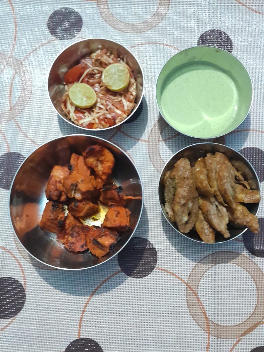 sodysardaar47's tweet photo. @zomato  @zomatocare  making fool of people. I am attaching picture of food i ordered for 1100 rupees. See by yourself, this even look like good quantity for 1k+ rupees??
Even tasete is so bad of this. This looks like for 100-150 rupees product. I have ordered 50+order from zmato https://t.co/9QDjY3epR3