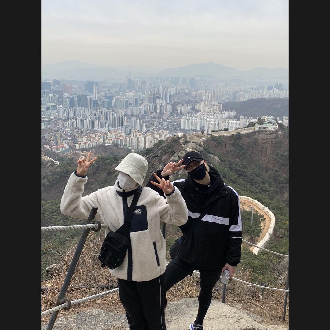 offclASTROid's tweet photo. [PIC] 230430 VIVIZ Umji Instagram Post with Moonbin (1/3)🥺

https://t.co/0Vj4g0nlKN
#ASTRO #아스트로 #MOONBIN #문빈 @offclASTRO https://t.co/7zTpQiwKif