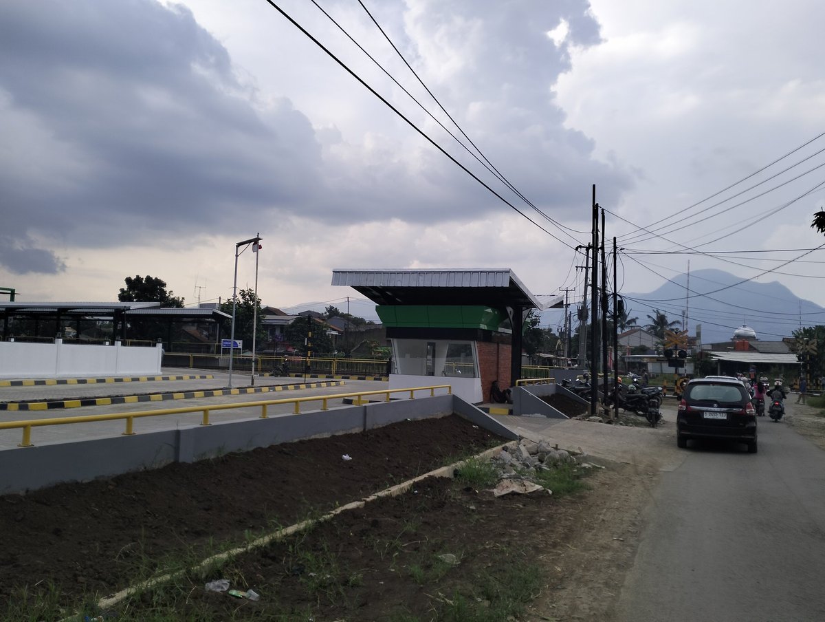 Sebagai contoh, pembenahan infra di Bandung, walaupun judulnya untuk persiapan kereta cepat, namun mengutamakan warga lokal dulu.