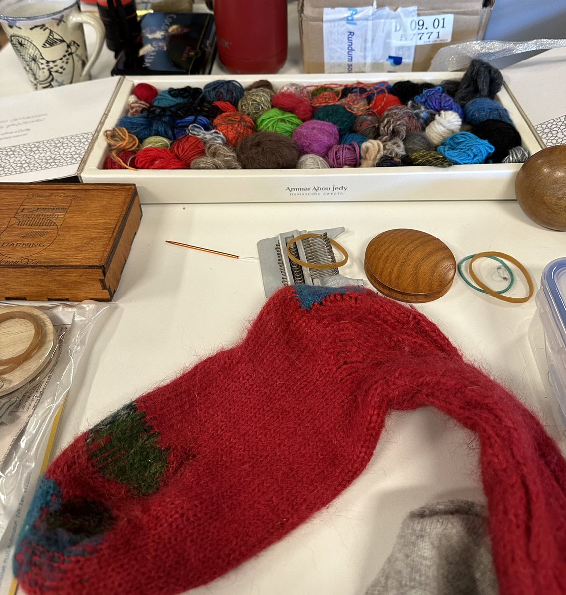 anked's tweet photo. Es gibt natürlich auch leckeren selbstgebackenen Kuchen u Kaffee beim #Repaircafé im @verstehbahnhof, und auch textiles wird repariert, ich habe meine mobile Stopfausstattung dabei u löchrige Socken, Pullover, Strickjacke... #RepairReuseRecycle ❤️🧦🧶🪡❤️ https://t.co/jX9hMy1zlt