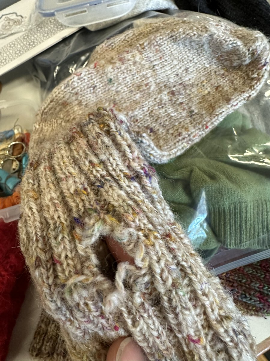 anked's tweet photo. Es gibt natürlich auch leckeren selbstgebackenen Kuchen u Kaffee beim #Repaircafé im @verstehbahnhof, und auch textiles wird repariert, ich habe meine mobile Stopfausstattung dabei u löchrige Socken, Pullover, Strickjacke... #RepairReuseRecycle ❤️🧦🧶🪡❤️ https://t.co/jX9hMy1zlt