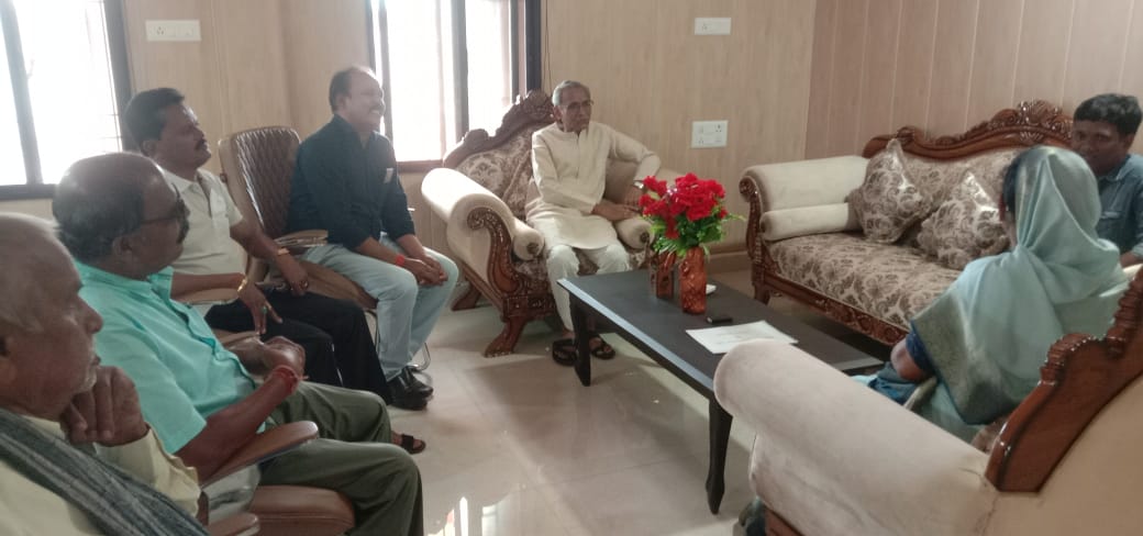 Narayank_INC's tweet photo. बाल अधिकार संरक्षण आयोग की अध्यक्ष श्रीमती तेजकुंवर नेताम जी के साथ मोहला कलेक्टर एस जयवर्धन जी से मुलाकात कर 1 मई श्रमिक दिवस के शुभ अवसर पर श्रमिक दिवस को लेकर चर्चा कि गई। @ChhattisgarhCMO @bhupeshbaghel @drshivdahariya @INCChhattisgarh @MMACDistrict_CG @amarjeetcg https://t.co/2b0S9abe4F