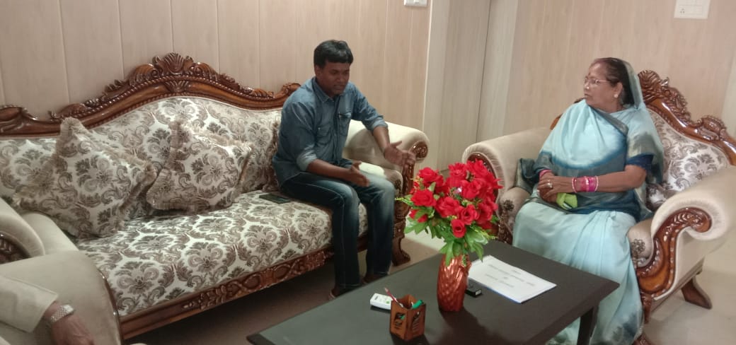 Narayank_INC's tweet photo. बाल अधिकार संरक्षण आयोग की अध्यक्ष श्रीमती तेजकुंवर नेताम जी के साथ मोहला कलेक्टर एस जयवर्धन जी से मुलाकात कर 1 मई श्रमिक दिवस के शुभ अवसर पर श्रमिक दिवस को लेकर चर्चा कि गई। @ChhattisgarhCMO @bhupeshbaghel @drshivdahariya @INCChhattisgarh @MMACDistrict_CG @amarjeetcg https://t.co/2b0S9abe4F