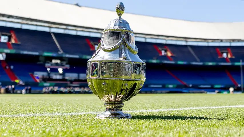 Beker op veld bij #ajapsv. 
Wedstrijd voorlopig gestaakt.