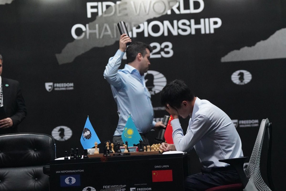El_Divis's tweet photo. La mejor foto del match del mundial es de @photochess. Que duro es el ajedrez y ¡qué gran espectáculos nos han dado Ding y Nepo! #solopuedeganaruno https://t.co/NpAAxttlkD