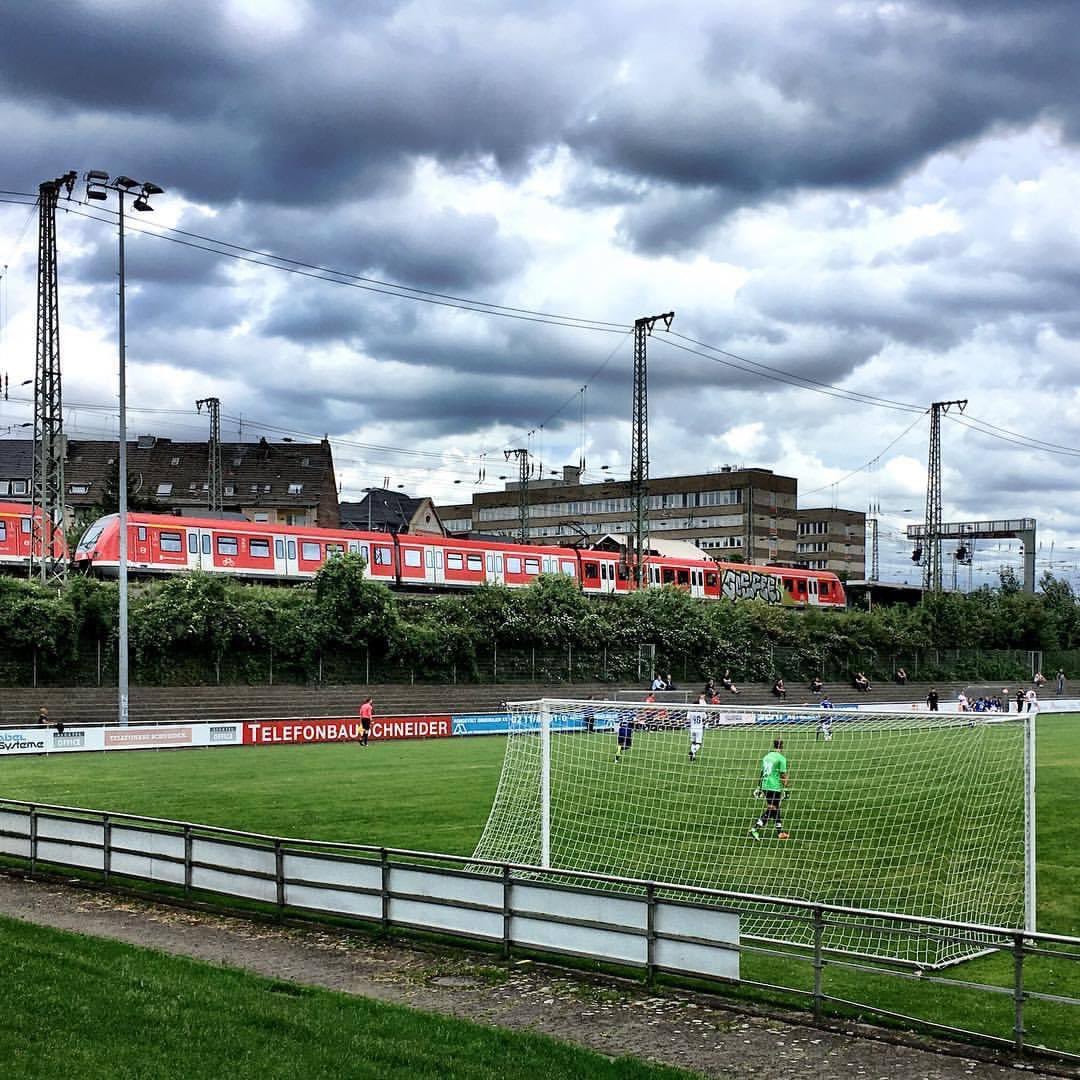 <a href="/halbvierUK/">Halb Vier</a> <a href="/turu_1880/">TuRU 1880 Düsseldorf</a> And a great view of the trains from the ground too