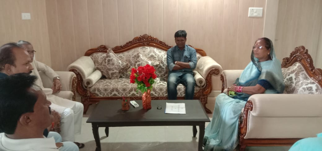 Narayank_INC's tweet photo. बाल अधिकार संरक्षण आयोग की अध्यक्ष श्रीमती तेजकुंवर नेताम जी के साथ मोहला कलेक्टर एस जयवर्धन जी से मुलाकात कर 1 मई श्रमिक दिवस के शुभ अवसर पर श्रमिक दिवस को लेकर चर्चा कि गई। @ChhattisgarhCMO @bhupeshbaghel @drshivdahariya @INCChhattisgarh @MMACDistrict_CG @amarjeetcg https://t.co/2b0S9abe4F