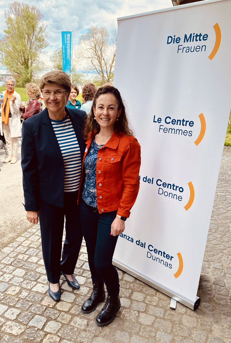Zwei Tage #mittendrin 🧡💙
Inspirierende Gespräche &amp; Begegnungen mit so vielen engagierten und kompetenten Frauen aus der ganzen Schweiz an der MV <a href="/MitteFrauenCH/">Die Mitte Frauen Schweiz</a> 
<a href="/CentreFemmesCH/">Le Centre Femmes Suisse</a> 
#FraueninderPolitik
#FrauenlaufinsBundeshaus #DieMittestärken #WahlCH23 #ParlCH #Politik #Mittenand