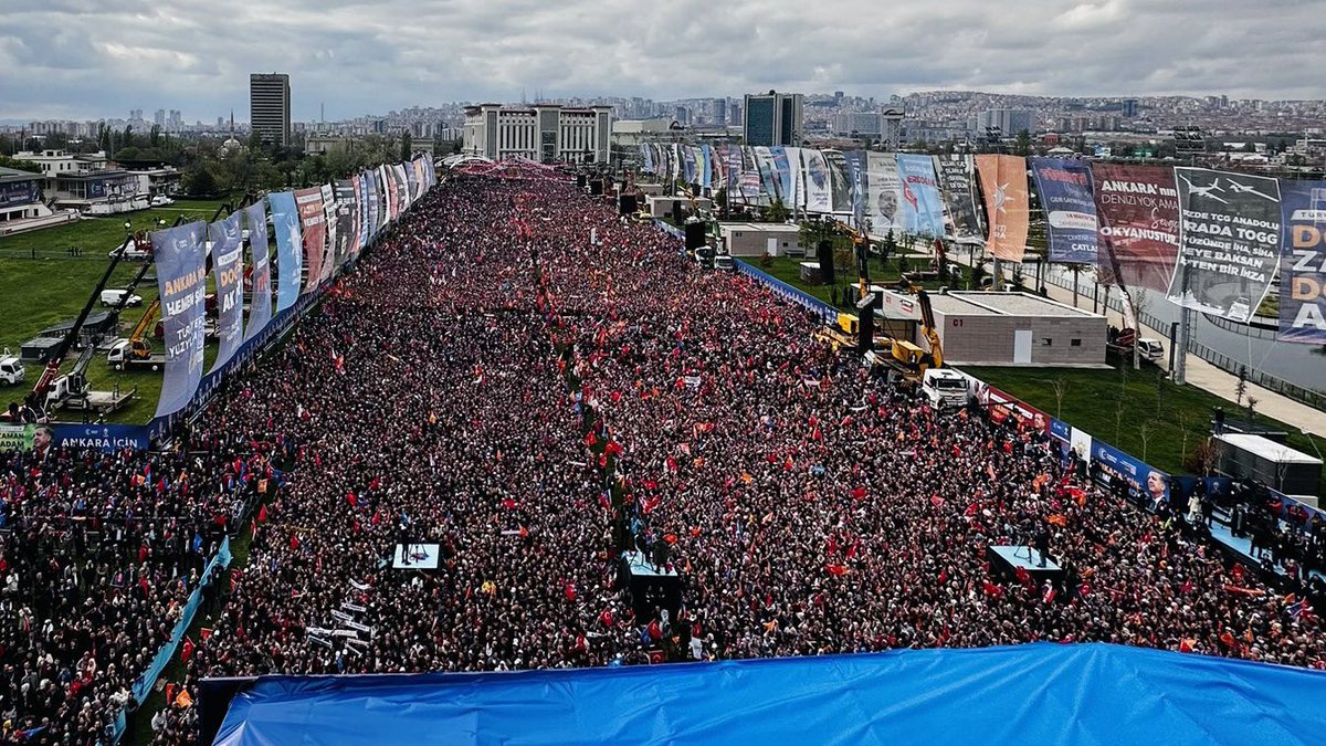 serhatoguz06's tweet photo. Ankara tek yürek Elhamdülillah… 

Bu, bir gönül birliğidir!
Bu, vatan millet sevdasıyla, aşk ile koşan bir dava insanına bu halkın beslediği muhabbetin resmidir.

 #AnkaraİçinDoğrusuAkParti 🇹🇷
 #AnkaraŞahlanışaHazır 🇹🇷 https://t.co/sU0seCy9GQ