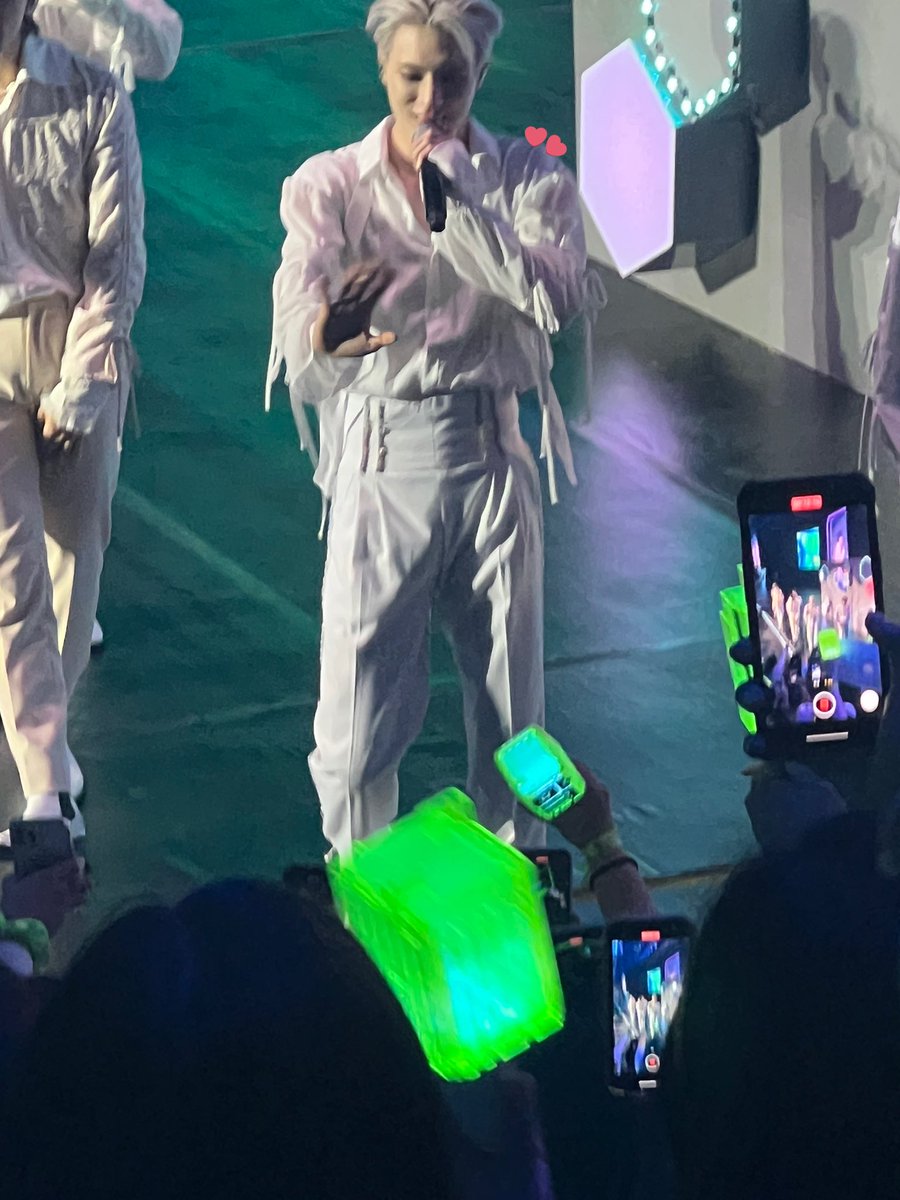 jenctzn's tweet photo. jusko ang nagiisang pic ko kay jeno nung pumunta sya sa section namin hahahahahahaha panic yan sya ihhh https://t.co/6wZ0eLtTej