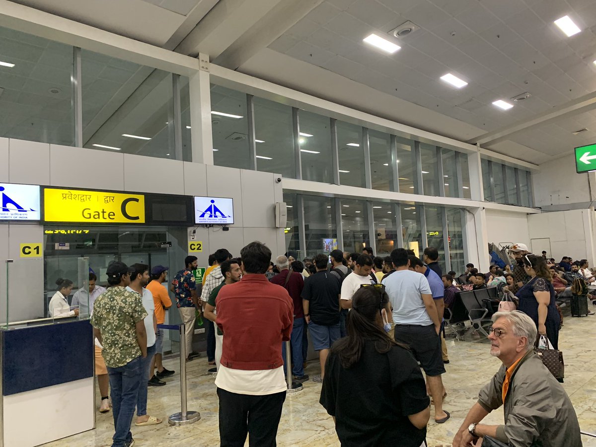 srashmi93's tweet photo. GoWorst Experience continues. @GoFirstairways G8 285 rescheduled and delayed for the 4th time. Original departure time: 17:25 to 19:40 to 20:30 to 20:50 

The staff not only lacks professionalism but also basic humility and/or respect for their consumers time. https://t.co/1uRvvlBXUr