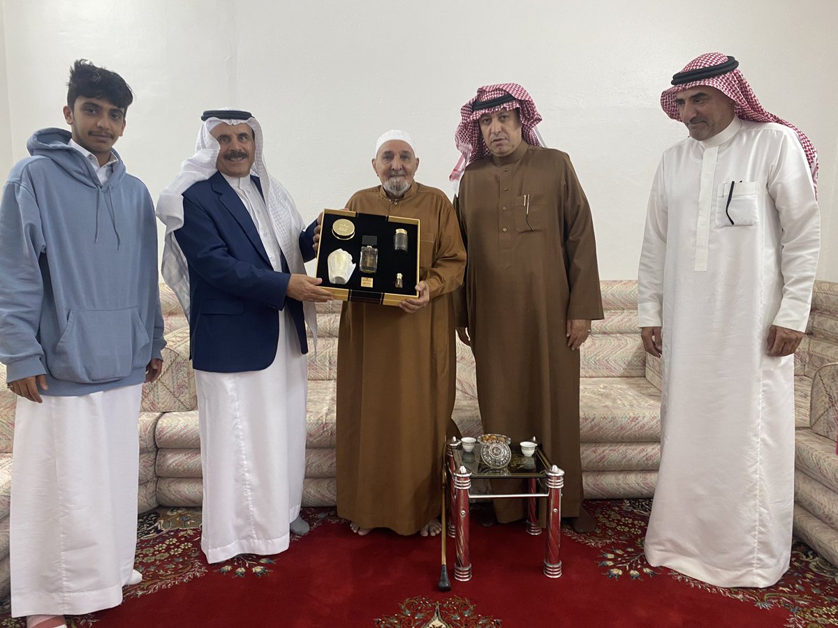 تواصل جمعية رغدان للتنمية تنفيذ برنامج (حقكم علينا) بالوصول إلى فضلاء وأعيان رغدان حيث تم زيارة العم عقيل آل الشيخ  في منزله وتسليم الهدية الرمزية من قبل
الأستاذ عبدالناصر الكرت نائب رئيس جمعية رغدان للتنمية
بحضور الأستاذ صالح مديس المدير التنفيذي للجمعية
والأستاذ علي الشيخ