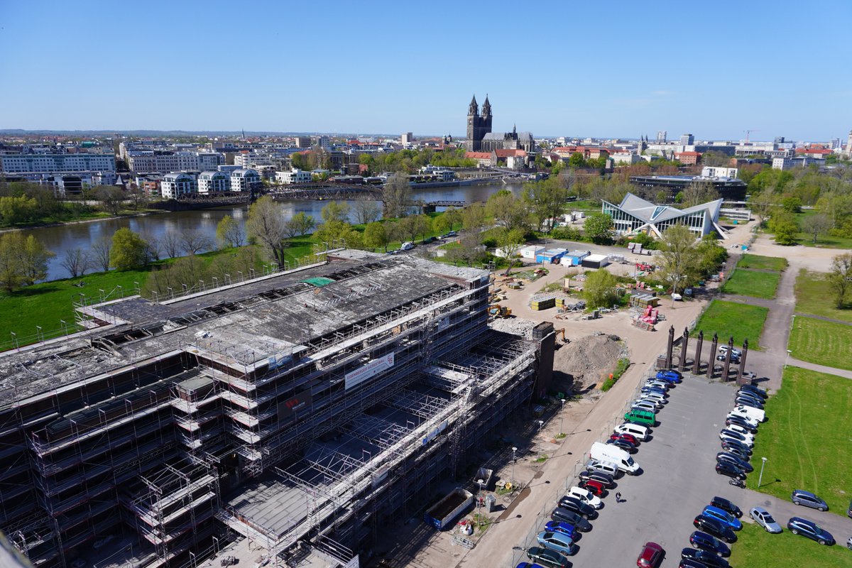 Grüße vom Albinmüller-Turm, bei strahlendem Sonnenschein und mit Blick auf die Baustellen der Stadthalle und der Hyparschale. #Magdeburg