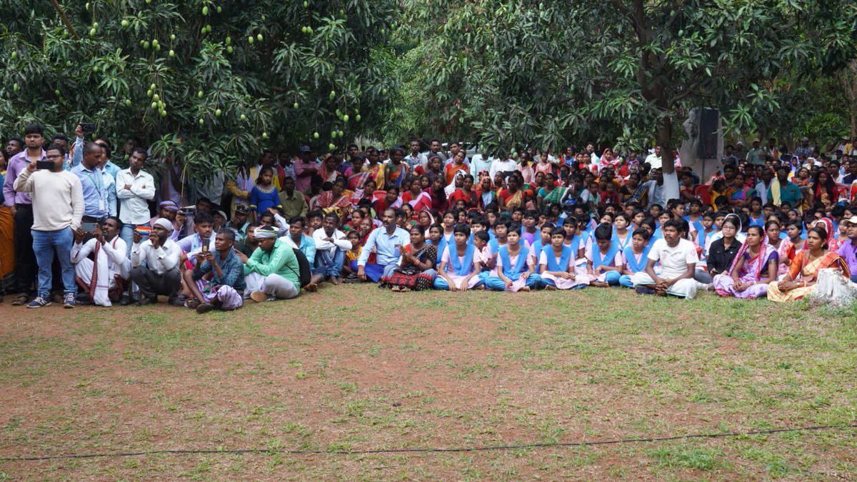 achyuta_samanta's tweet photo. Honoured to be felicitated by the parents and guardians of nearly 5000 students of KISS, Baripada in their traditional style. I am humbled by their trust in our vision to provide education and empowerment to indigenous students. At @kissfoundation, we strongly believe in indigenous control of education, and recognise that parents are major stakeholders in this mission. Their faith in our model is a constant source of inspiration as we continue our journey towards a brighter future for these exceptional students.