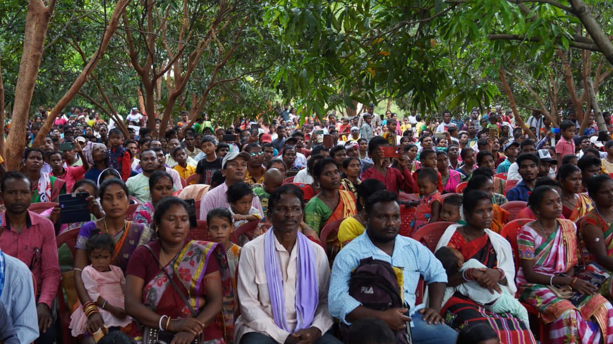 achyuta_samanta's tweet photo. Honoured to be felicitated by the parents and guardians of nearly 5000 students of KISS, Baripada in their traditional style. I am humbled by their trust in our vision to provide education and empowerment to indigenous students. At @kissfoundation, we strongly believe in indigenous control of education, and recognise that parents are major stakeholders in this mission. Their faith in our model is a constant source of inspiration as we continue our journey towards a brighter future for these exceptional students.