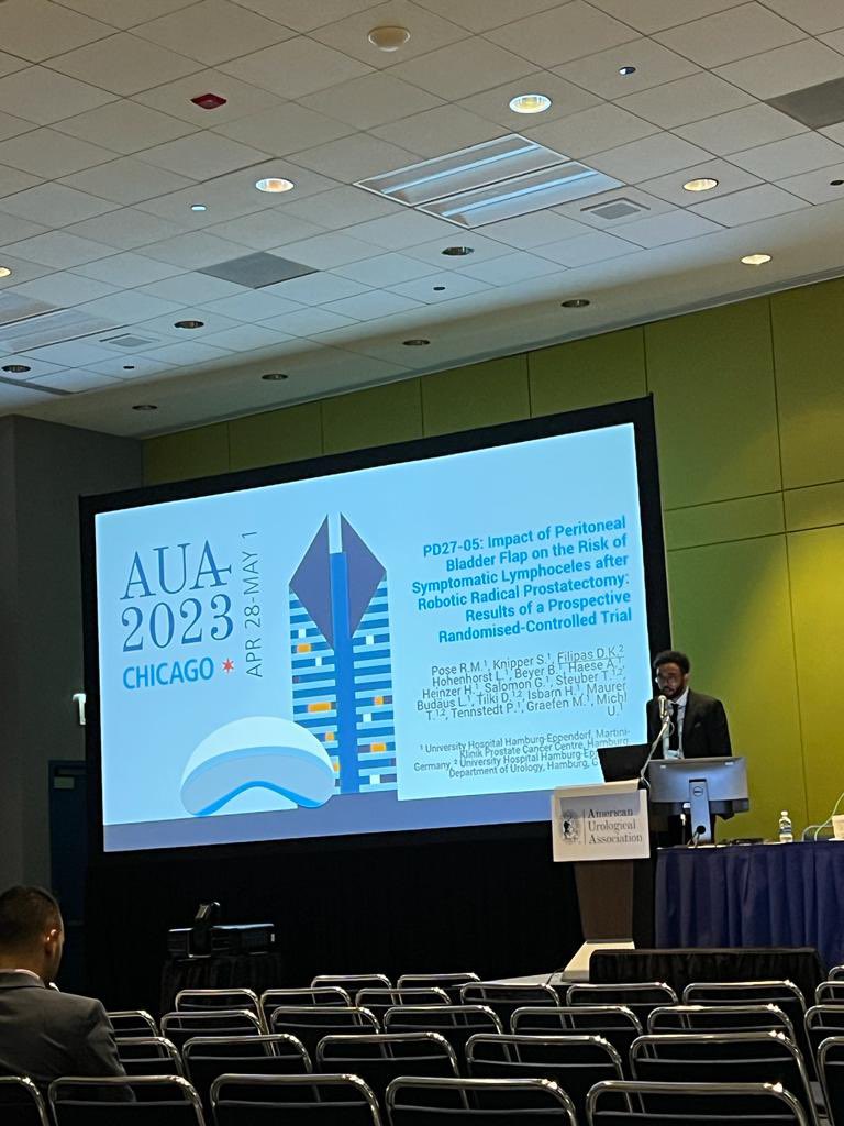 Fantastic talk by last-minute stand-in @DkFilipas: Impact of a peritoneal bladder flap (Uwe-Michl-Technique) during #RARP, RCT findings from @MartiniKlinik @MarkusGraefen @Tilki_De @TennePT @sophieknipper #AUA24 #pcsm @UKEHamburg Randi Pose