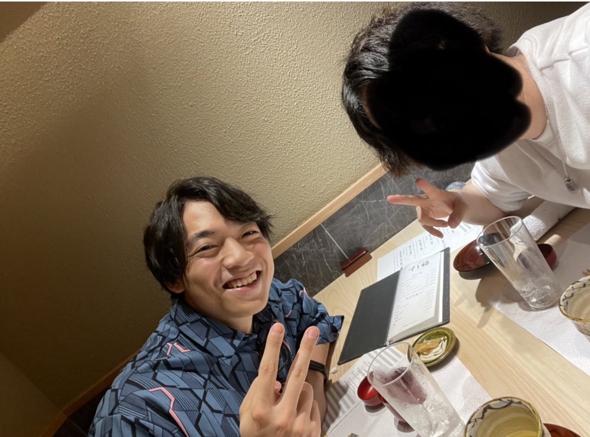 robin_gamech's tweet photo. QuizKnockの伊沢さんとご飯行ってきた！2年くらい前から俺のチャンネル見てくれてるらしい！

俺だけ顔出さないの正直恥ずいので、そのうち出します！まだ待って😇 https://t.co/pFrpXFYVBN