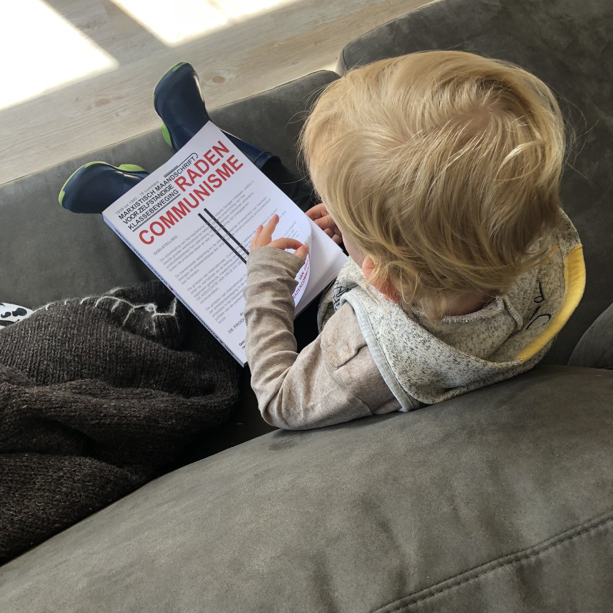 terharmsel's tweet photo. #banjer riep me: “kom papa lezen!” Hij heeft een Winnie de Poeh-vestje aan. Xi nu vast gekwetst. https://t.co/rcesDaKgoJ