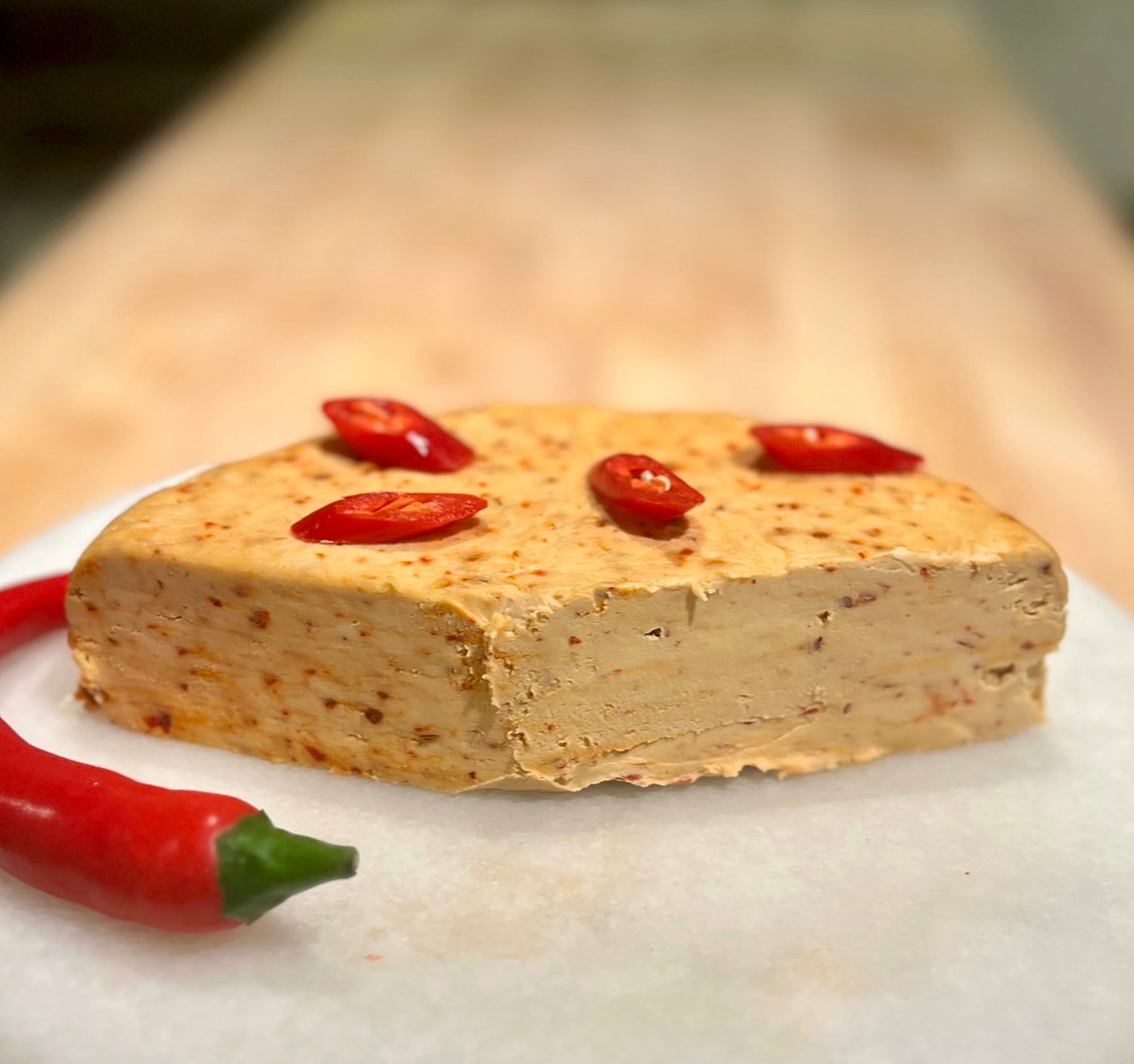riverdelcheese's tweet photo. Have you met Jack’s sister yet?? It’s Cultured Kindness’ Pepper Jill!🌶️ Super creamy, savory, and delicious with a little kick!🔥😋

#EatMoreVeganCheese #Vegan #Riverdel #cashewcheese #nondairy #cheeseboard #plantbased #cheese #nyc #foodie https://t.co/PdK04rmJo6