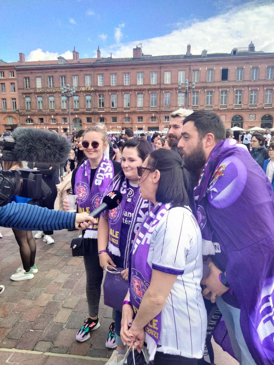 Aliilala's tweet photo. Avec mes stars violettes 💜 https://t.co/kEUJEkro5b