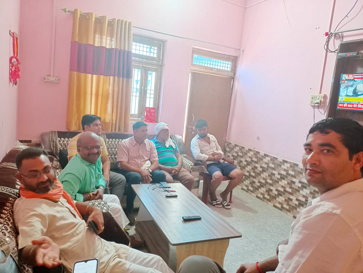 RajKumar081988's tweet photo. प्रधानमंत्री जी की,मन की बात का 100 वां एप���सोड, मुरसान मण्डल के कार्यकर्ताओं द्बारा सुना गया। https://t.co/BECYZS2ZTE