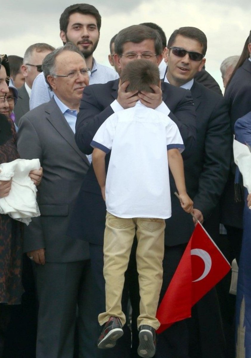Ahmet Davutoğlu: Hepinizin alnından öpüyorum aha böyle.