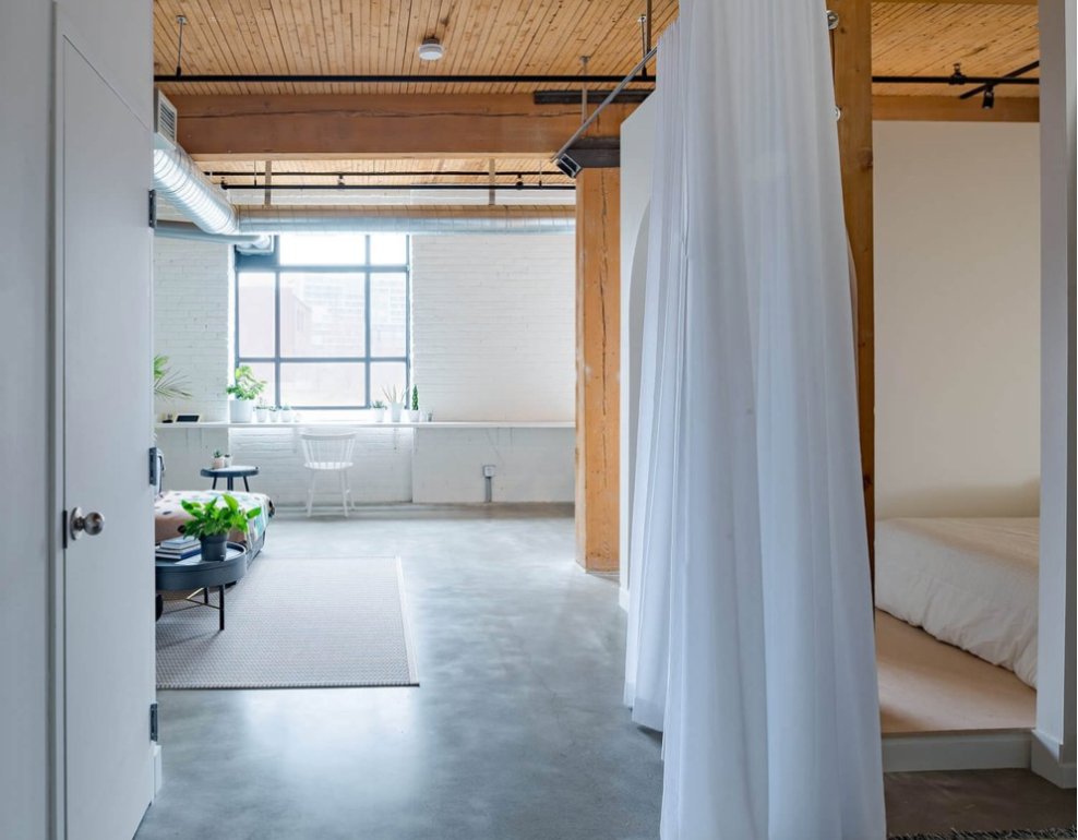 Eliteintslondon's tweet image. We think about curtains mainly for #WindowCovering. You can also use #SheerCurtains as a functional element that provides #Privacy, #ConcealsStorage and dampens acoustic echoes in the open #LoftSpace. Check out 4 Stunning #RoomDividerIdeas With Curtains  @ buff.ly/3AExY4P