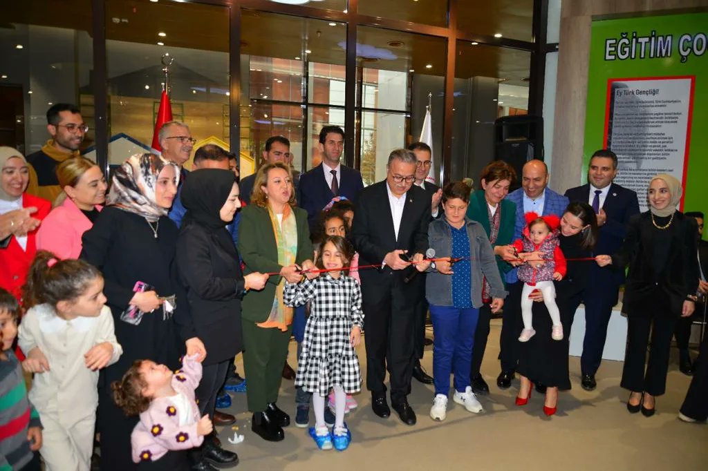 KTBKYGM's tweet photo. Ülkemizin en büyük bebek ve çocuk kütüphanesini Diyarbakırlı çocuklarımız ve aileleriyle buluşturduk.

Prof. Dr. Aziz Sancar Bebek ve Çocuk Kütüphanesi’nin açılışına katılımlarından dolayı Bakan Yardımcımız Sayın Özgül Özkan Yavuz’a ve https://t.co/L4MS3IiUrt