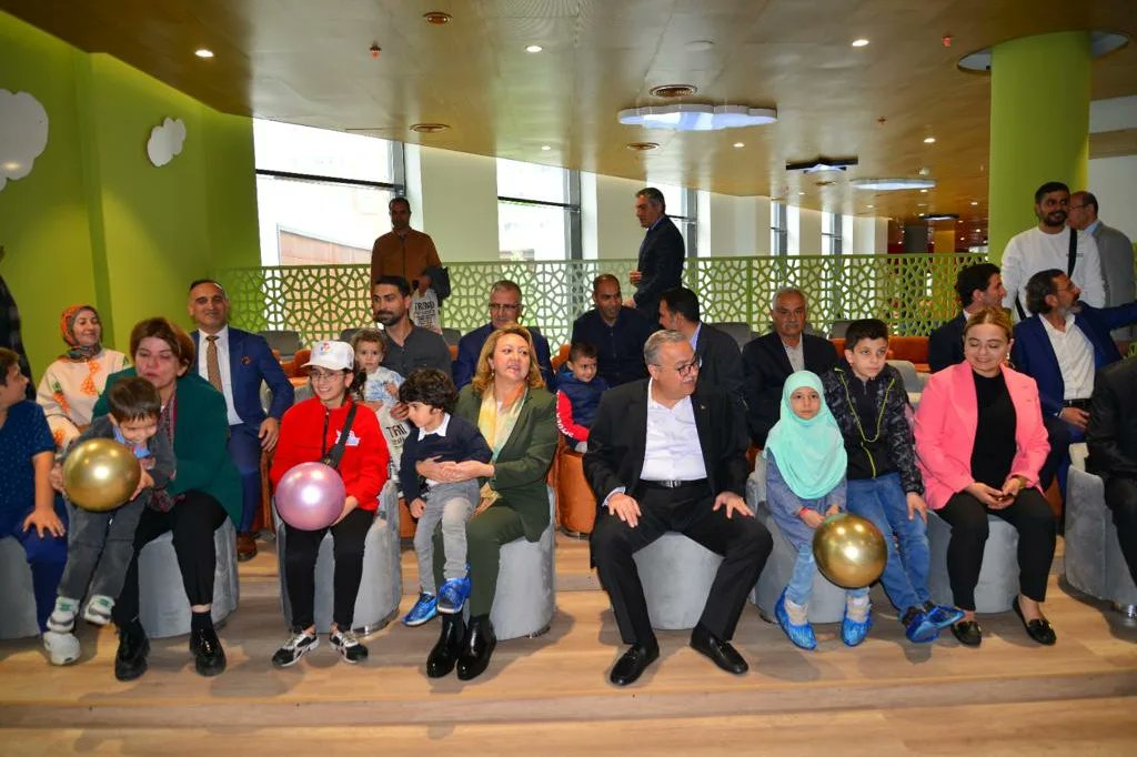 KTBKYGM's tweet photo. Ülkemizin en büyük bebek ve çocuk kütüphanesini Diyarbakırlı çocuklarımız ve aileleriyle buluşturduk.

Prof. Dr. Aziz Sancar Bebek ve Çocuk Kütüphanesi’nin açılışına katılımlarından dolayı Bakan Yardımcımız Sayın Özgül Özkan Yavuz’a ve https://t.co/L4MS3IiUrt
