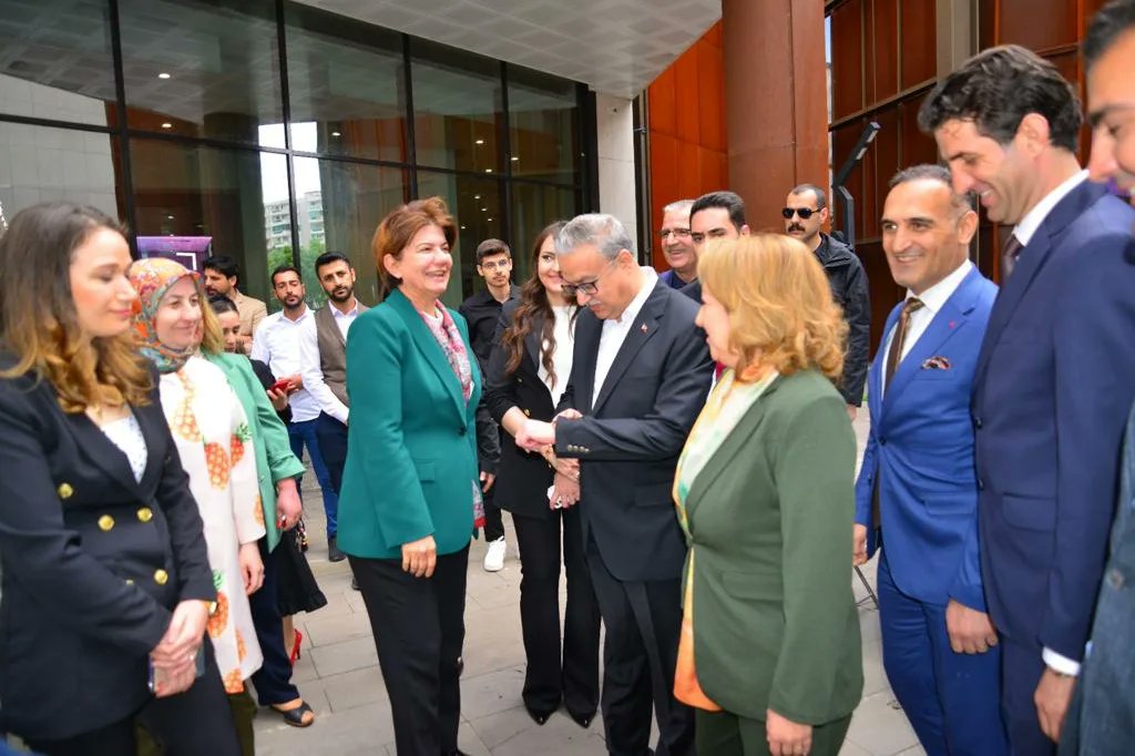 KTBKYGM's tweet photo. Ülkemizin en büyük bebek ve çocuk kütüphanesini Diyarbakırlı çocuklarımız ve aileleriyle buluşturduk.

Prof. Dr. Aziz Sancar Bebek ve Çocuk Kütüphanesi’nin açılışına katılımlarından dolayı Bakan Yardımcımız Sayın Özgül Özkan Yavuz’a ve https://t.co/L4MS3IiUrt