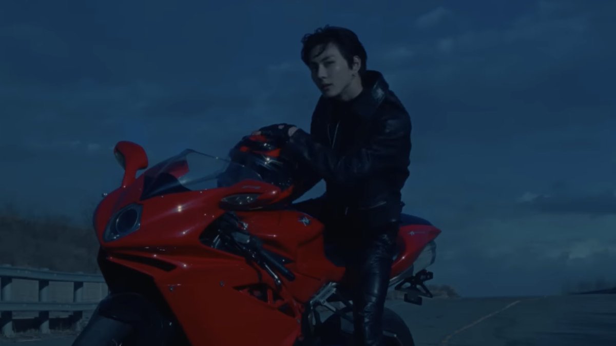woneydew's tweet photo. OKAY I HAD TO PAUSE BUT JUNGWON IN A MOTORBIKE? SHUT UPPP

DARK BLOOD CONCEPT TRAILER 
#DARKBLOOD #ENHYPEN_4thMiniAlbum #ENHYPEN https://t.co/SPkxjY6wlt